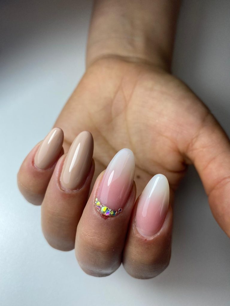 Acrylgel nagels met nagellak en babyboom